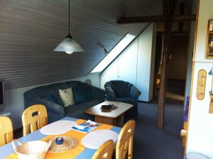 Wohnraum mit Schlafnischen – Doppelbett und zusätzliche Aufbettung im Eingangsbereich