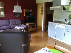Ferienwohnung 2 - Wohnzimmer mit offener Küchenzeile