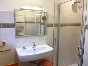 Ferienwohnung 3 - Fußbodenheizung im Bad mit bodentiefer Dusche und Regenschauerduschkopf sowie Handtuchwärmer.